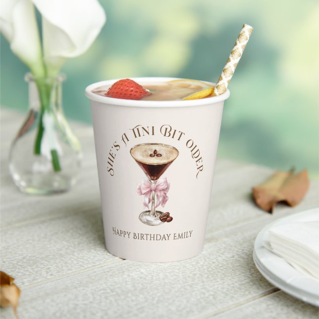 Sie ist ein Tini Bit Older Espresso Martini Geburt Pappbecher (In Situ)