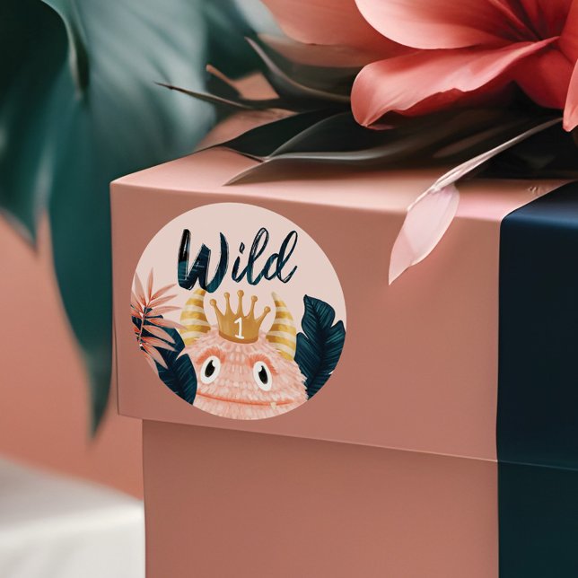 Sie ist ein Wild One Pink Monster & Tropical Jungl Runder Aufkleber (She's a Wild One Pink Monster & Tropical Jungle Classic Round Sticker)