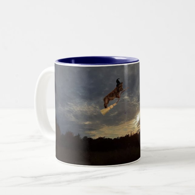 Sie ist eine Hexe Zweifarbige Tasse (Vorderseite Links)