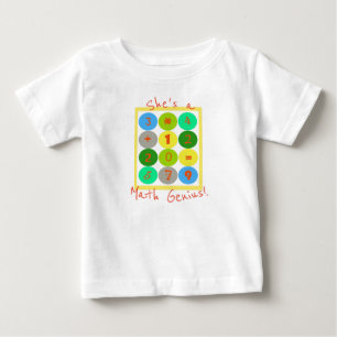 Sie ist eine Mathe Genius Kinderschuhspitze Baby T-shirt