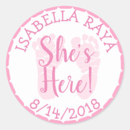 Sie ist hier, New Baby Girl Ankündigung Runder Aufkleber