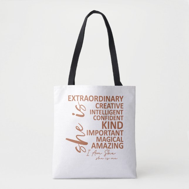 "Sie ist Ich" Mocha Mousse Affirmations-Typografie Tasche (Vorderseite)