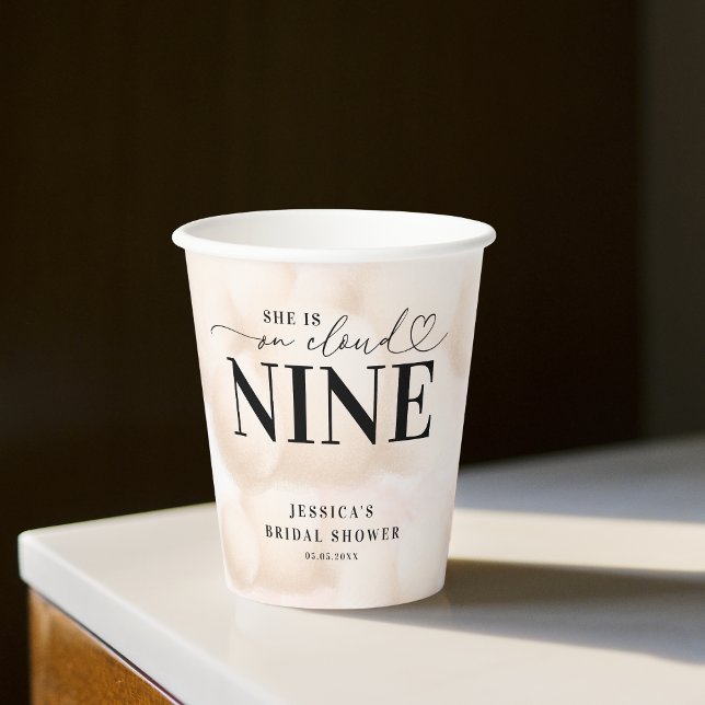 Sie ist im Cloud Nine Heart Script Brautparty Pappbecher (Von Creator hochgeladen)