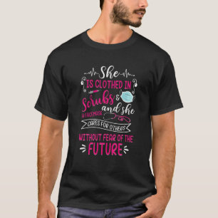 Sie ist in Kruben bekleidet T-Shirt