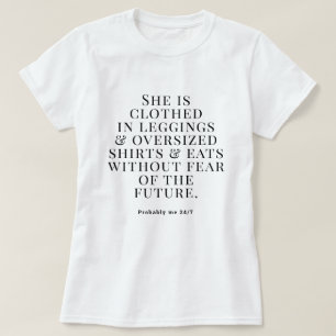 Sie ist in Leggings bekleidet, wahrscheinlich bin  T-Shirt