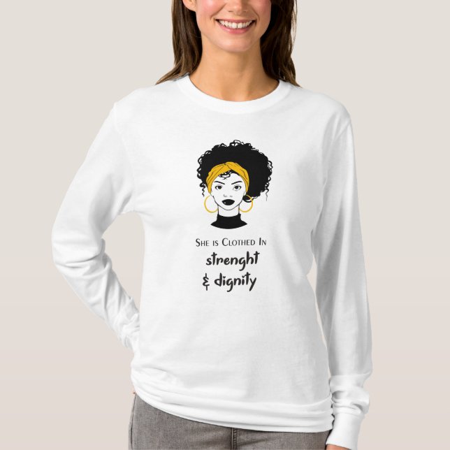 Sie ist in Stärke und Würde bekleidet. T-Shirt (Vorderseite)