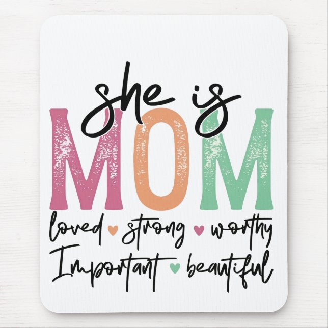 Sie ist Mama: Loved, Strong, Worthy, Importy, Beau Mousepad (Vorne)