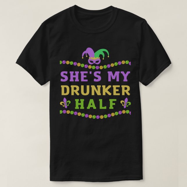Sie ist mein Betrunkeneres Halbfunny Mardi Gras Co T-Shirt (Design vorne)