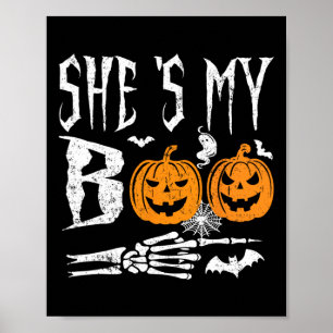Sie ist mein Boo Skeleton Hand Pumpkin Halloween M Poster
