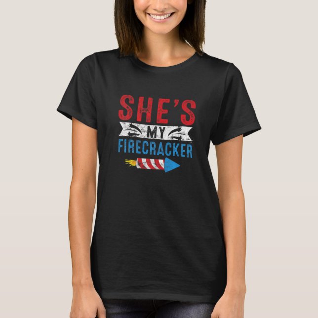Sie ist mein Firecracker 4. Juli Seine und ihre Ma T-Shirt (Vorderseite)