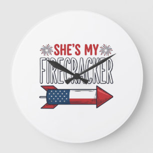 Sie ist mein Knaller Patriotisches Paar-Design_1 Große Wanduhr