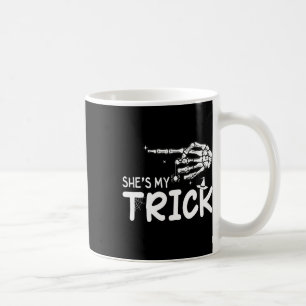Sie ist mein Trick Couples Skeleton Hand Halloween Kaffeetasse