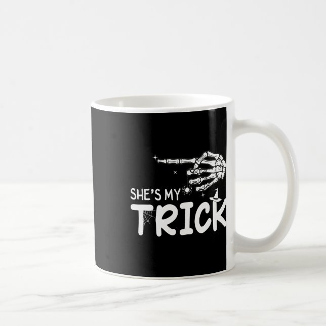 Sie ist mein Trick Couples Skeleton Hand Halloween Kaffeetasse (Rechts)