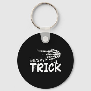 Sie ist mein Trick Couples Skeleton Hand Halloween Schlüsselanhänger