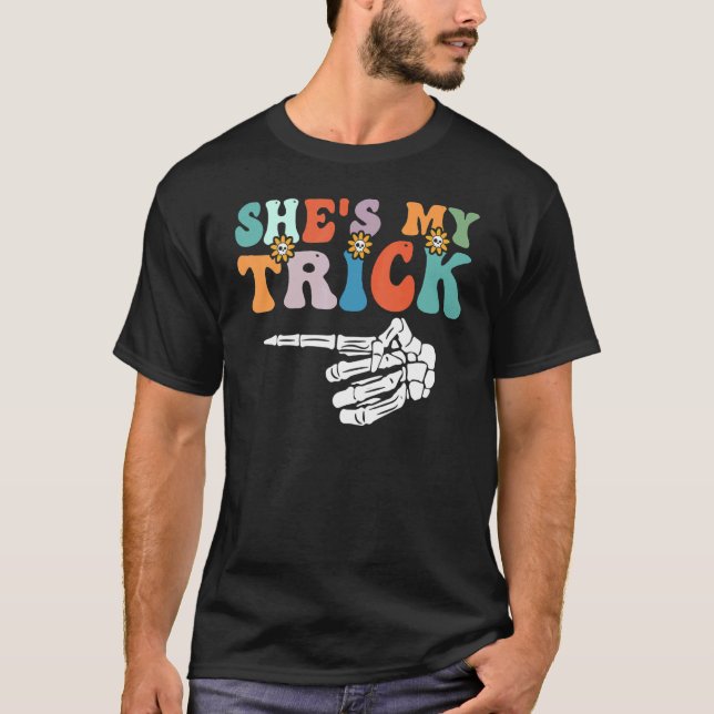Sie ist mein Trick Matching Couple Halloween Kostü T-Shirt (Vorderseite)