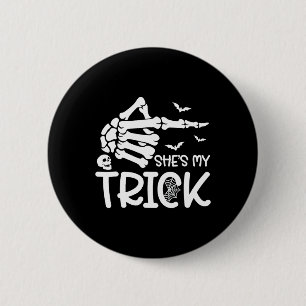 Sie ist mein Trick Skeleton Hand Halloween Kostüm Button