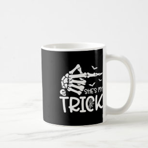 Sie ist mein Trick Skeleton Hand Halloween Kostüm Kaffeetasse