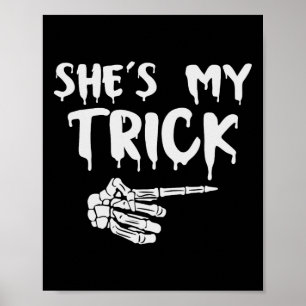 Sie ist mein Trick Skeleton Hand Halloween Kostüm Poster