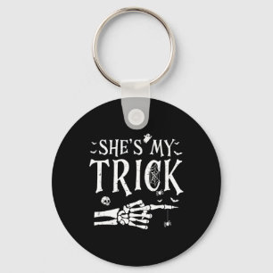 Sie ist mein Trick Skeleton Hand Halloween Kostüm  Schlüsselanhänger