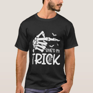 Sie ist mein Trick Skeleton Hand Halloween Kostüm  T-Shirt