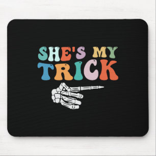 Sie ist meine Trick-Skelett-Hand Halloween-Paare Mousepad