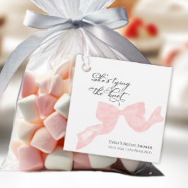 Sie ist mit dem Brautparty "Knot Bow" beschäftigt. Geschenkanhänger