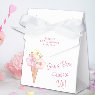 Sie ist mit Eiscreme-Hochzeitsdusche abgeschöpft w Geschenkschachtel