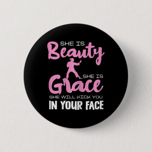 Sie ist Schönheit sie ist Grace Karate Funny Zitat Button