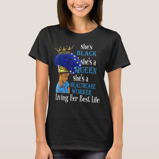 Sie ist schwarz. Sie ist eine Königin. Sie ist ein T-Shirt (Vorderseite)