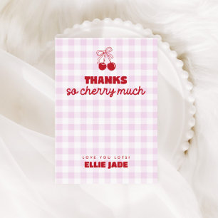 Sie ist unsere Kirsche auf dem rosa Gingham-Geburt Dankeskarte