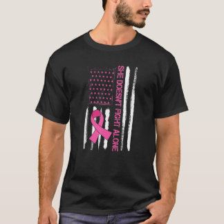 Sie kämpft nicht allein gegen Brustkrebs T-Shirt