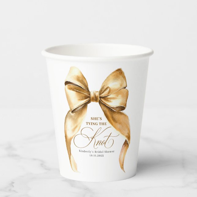 Sie knotet das goldene Bogen-Bridal-Shower Pappbecher (Vorderseite)