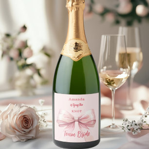 Sie knotet das rosa Team-Braut-Schleifchen