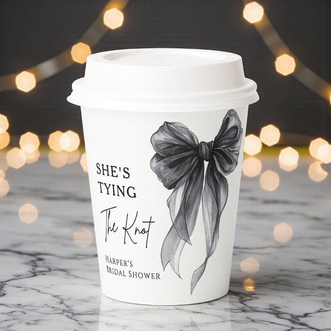 Sie knüpft den Knoten Schwarze Schleife Brautparty Pappbecher (Von Creator hochgeladen)