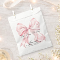 Sie knüpft den rosa Knoten
