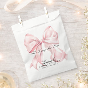 Sie knüpft den rosa Knoten Geschenktütchen