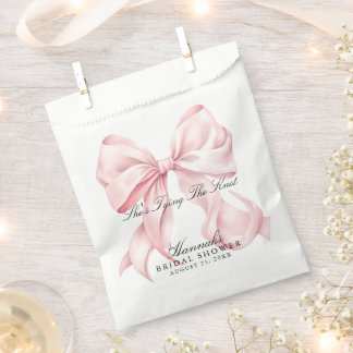 Sie knüpft den rosa Knoten Geschenktütchen