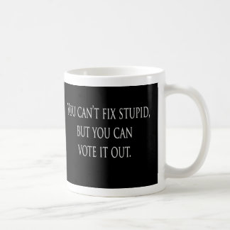 Sie können dummes nicht regeln, aber Sie können es Kaffeetasse
