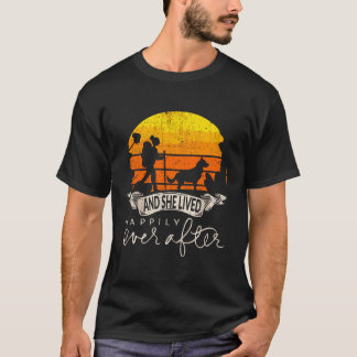 Sie lebte glücklich immer nach dem Camping wandern T-Shirt