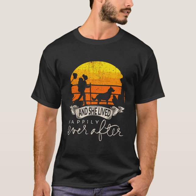 Sie lebte glücklich immer nach dem Camping wandern T-Shirt (Vorderseite)