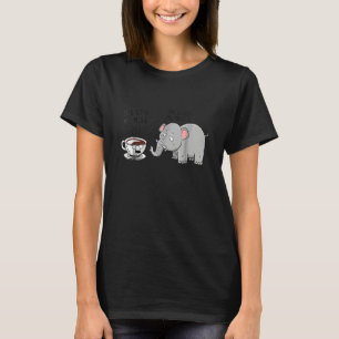 Sie liebt mich mehr Kaffee Elefant T-Shirt