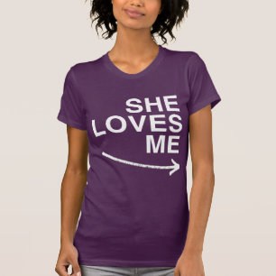 SIE LIEBT MICH (RICHTIG) WEISS -.png T-Shirt