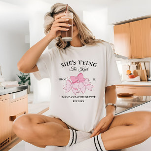Sie macht den Knoten Junggesellinnen-Abschiedspart T-Shirt