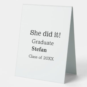 Sie machte es graduiert hinzufügen Namen Klasse vo Tischaufsteller