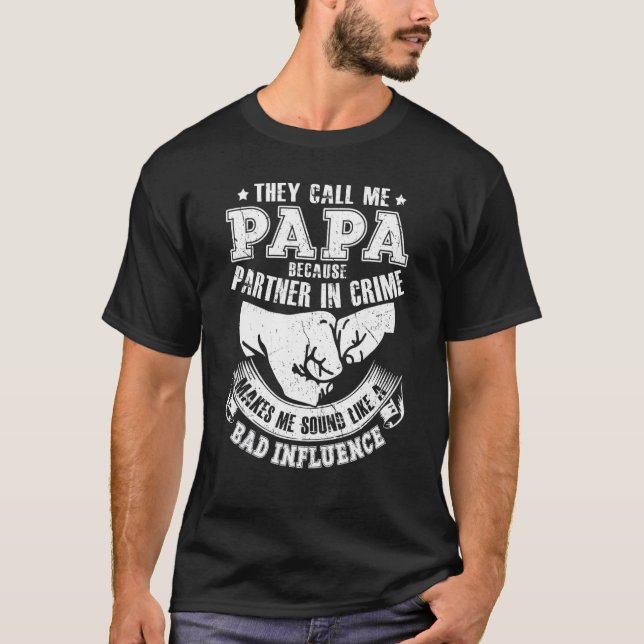 Sie nennen mich Papa, weil Partner im Verbrechen T-Shirt (Vorderseite)