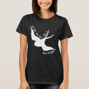 Sie regiert ihr Leben wie ein Vogel im Fliegen T-Shirt