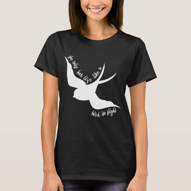 Sie regiert ihr Leben wie ein Vogel im Fliegen T-Shirt (Vorderseite)