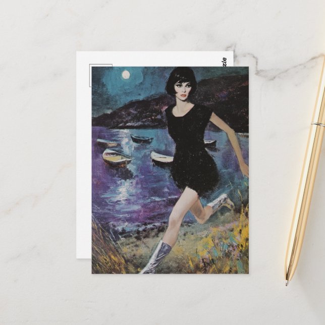 Sie rennt am Strand in einem schwarzen Kleid Retro Postkarte (Vorderseite/Rückseite Beispiel)