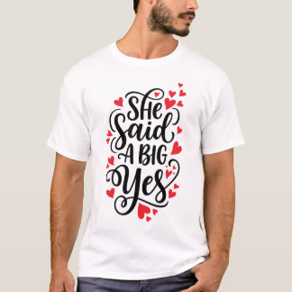 Sie sagte ein großes Ja Kühnes Verlobungsinserat & T-Shirt