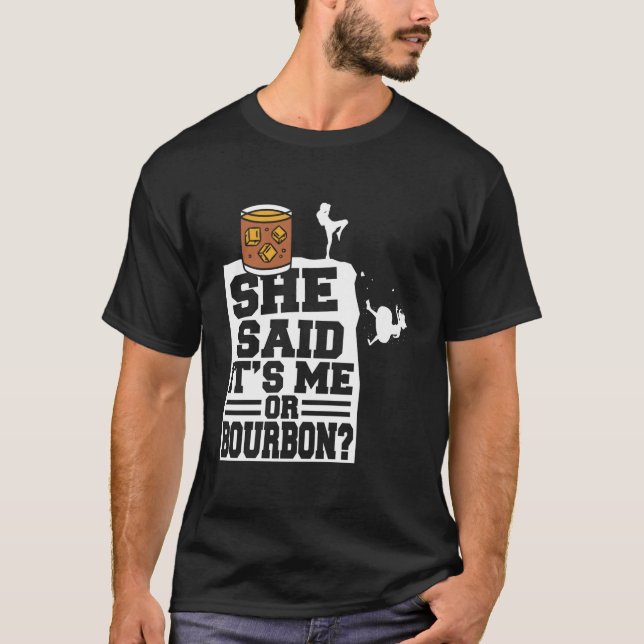 Sie sagte, ich oder Bourbon trinkender Whisky T-Shirt (Vorderseite)